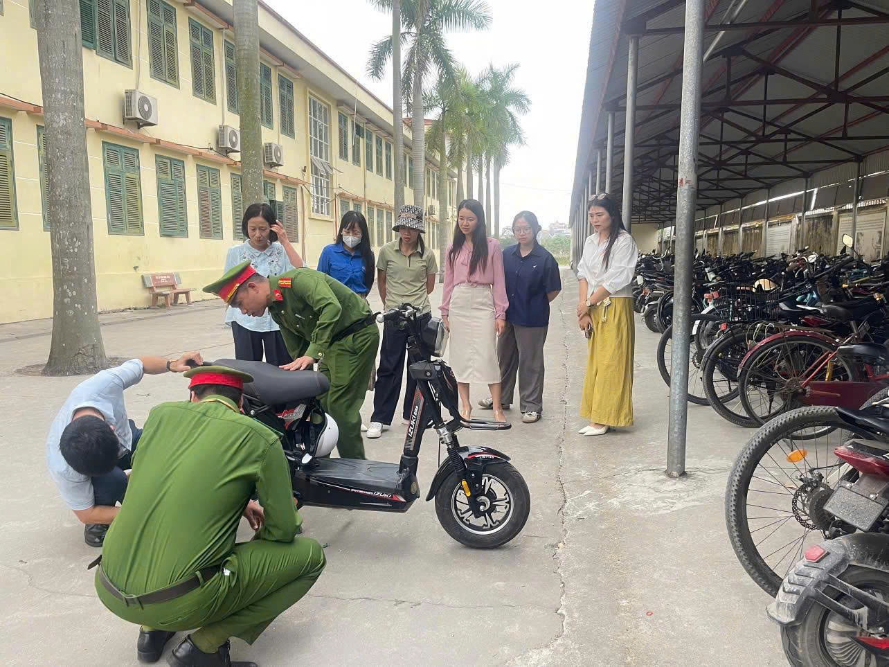 Công an phường Trần Hưng Đạo phối hợp Trường THCS Chu Văn An tổng rà soát phương tiện giao thông của học sinh